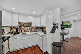 1006 Parr Meadow Dr, Newburgh, NY 12550 - Photo 7