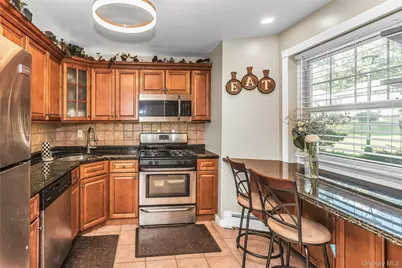 25 Glen Hollow #H10, Holtsville, NY 11742 - Photo 5