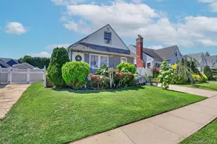 1069 Phoebe St, Franklin Square, NY 11010 - Photo 3