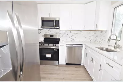 112 Raynor Street, West Babylon, NY 11704 - Photo 7