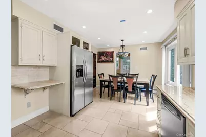 17 Cambridge Road, Great Neck, NY 11023 - Photo 7