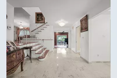 17 Cambridge Road, Great Neck, NY 11023 - Photo 3