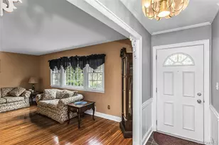 8 Lenmore Dr, Old Bethpage, NY 11804 - Photo 5
