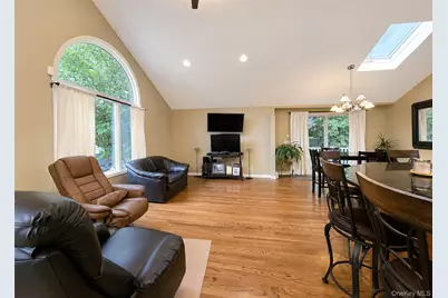 94 Newton Boulevard, Ronkonkoma, NY 11779 - Photo 5