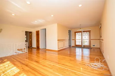 3039 Clubhouse Road, Merrick, NY 11566 - Photo 7
