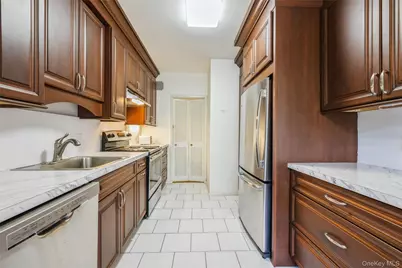 1 Kensington Gate #211, Great Neck, NY 11021 - Photo 9