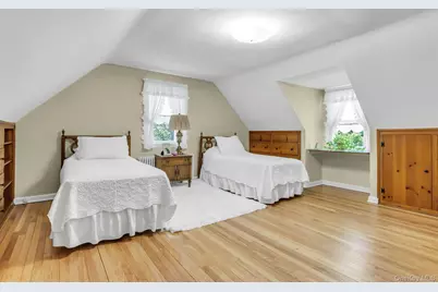 304 Old Courthouse Road, New Hyde Park, NY 11040 - Photo 21