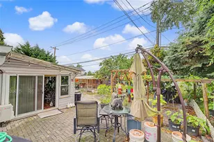 210 Spindle Rd, Hicksville, NY 11801 - Photo 21