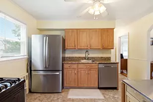 24 Broadmoor Ln, Westbury, NY 11590 - Photo 13