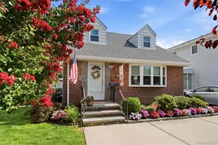 24 Broadmoor Ln, Westbury, NY 11590 - Photo 3