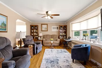 24 Broadmoor Lane, Westbury, NY 11590 - Photo 5
