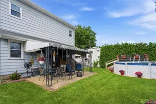24 Broadmoor Ln, Westbury, NY 11590 - Photo 27