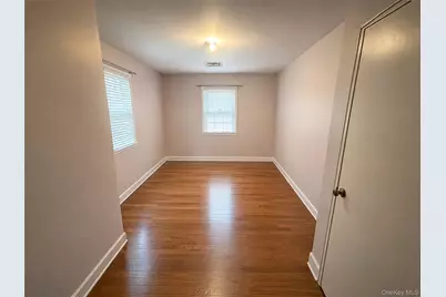 325 W Valley Stream Boulevard, Valley Stream, NY 11580 - Photo 7