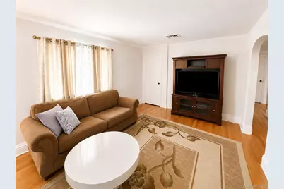 325 W Valley Stream Boulevard, Valley Stream, NY 11580 - Photo 9