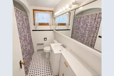 325 W Valley Stream Boulevard, Valley Stream, NY 11580 - Photo 11