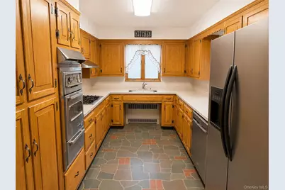 325 W Valley Stream Boulevard, Valley Stream, NY 11580 - Photo 5