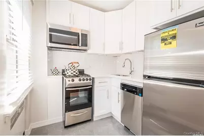 7 Bond Street #3B, Great Neck, NY 11021 - Photo 3