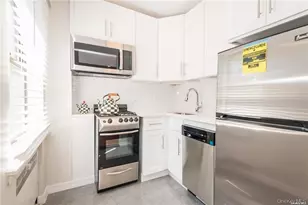 7 Bond St, Great Neck, NY 11021 - Photo 3