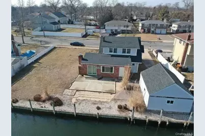 370 Clocks Boulevard, Massapequa, NY 11758 - Photo 5