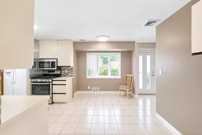 62 Wellesley Lane, Hicksville, NY 11801 - Photo 3