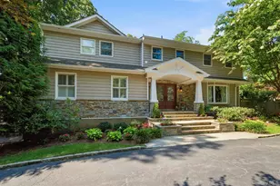 8 Clayton Dr, Dix Hills, NY 11746 - Photo 3