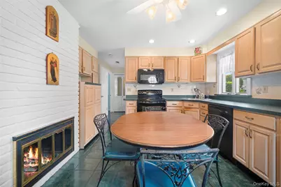 77 Pilgrim Lane, Westbury, NY 11590 - Photo 11
