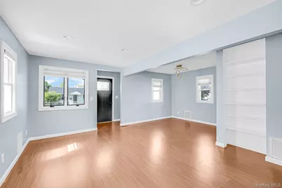 646 S 7th Street, Lindenhurst, NY 11757 - Photo 9
