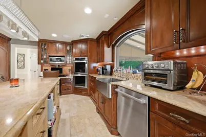2 Kalb Court, Dix Hills, NY 11746 - Photo 9