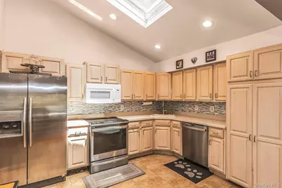 58 Crescent Place, Smithtown, NY 11787 - Photo 9