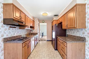 18 Valley Ln E, Valley Stream, NY 11581 - Photo 9