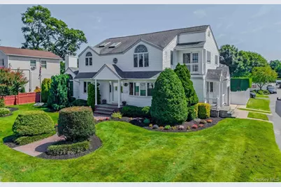 484 Washington Avenue, Lindenhurst, NY 11757 - Photo 1