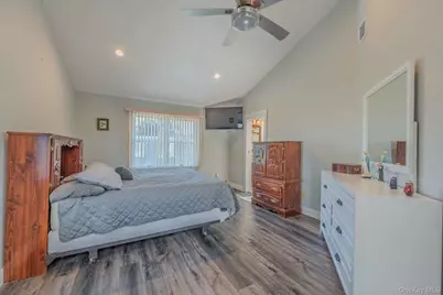 484 Washington Avenue, Lindenhurst, NY 11757 - Photo 21