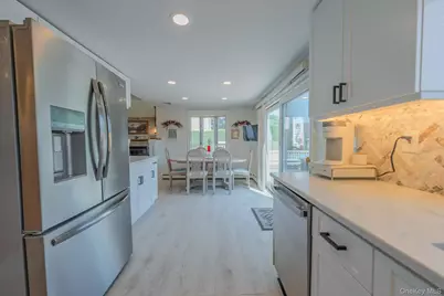 484 Washington Avenue, Lindenhurst, NY 11757 - Photo 9