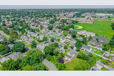 484 Washington Avenue, Lindenhurst, NY 11757 - Photo 41