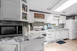 13 Mindy Ln, Bohemia, NY 11716 - Photo 3