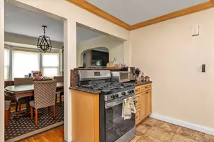 1 Windsor Pl, Lynbrook, NY 11563 - Photo 9