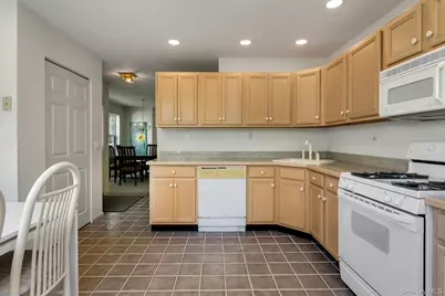 19 Pondview Lane #19, Yonkers, NY 10710 - Photo 13