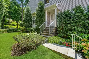 19 Pondview Ln, Yonkers, NY 10710 - Photo 3