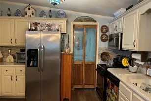 1661 Old Country Rd, Riverhead, NY 11901 - Photo 21