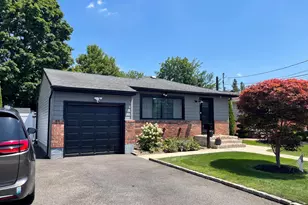 155 Secatogue Ave, Farmingdale, NY 11735 - Photo 3