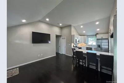 704 Myrtle Avenue, West Islip, NY 11795 - Photo 9