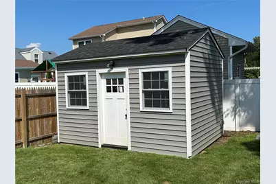 704 Myrtle Avenue, West Islip, NY 11795 - Photo 5