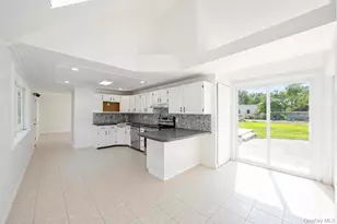 36 Fifty Acre Rd S, Smithtown, NY 11787 - Photo 15