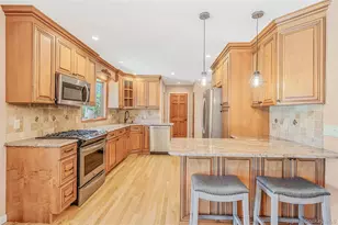 10 Foothill Ln, Smithtown, NY 11787 - Photo 9