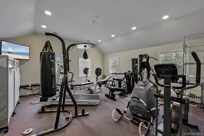 50 Eastwoods Court, Roslyn, NY 11576 - Photo 31