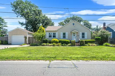 123 Clinton Avenue, Patchogue, NY 11772 - Photo 1