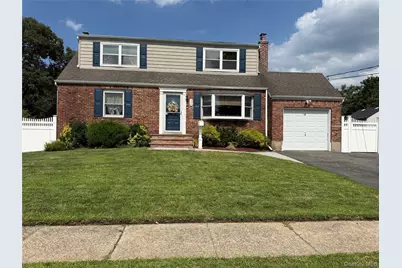 344 N Ontario Avenue, Lindenhurst, NY 11757 - Photo 1