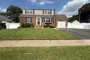 344 N Ontario Ave, Lindenhurst, NY 11757 - Photo 3