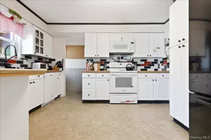 23 Hampshire Dr, Farmingdale, NY 11735 - Photo 9