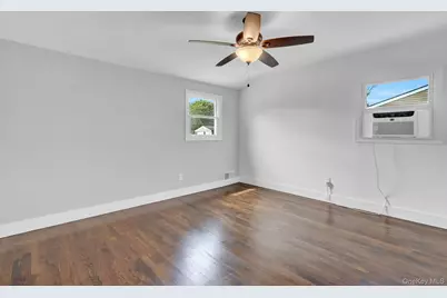 727 Peter Paul Drive, West Islip, NY 11795 - Photo 9